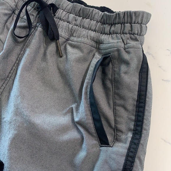 lululemon Varsity Shorts Unlined Grey/Black Sz4 - Picture 6 of 10